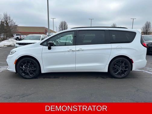 Bright White Clearcoat 2026 Chrysler Pacifica Limited