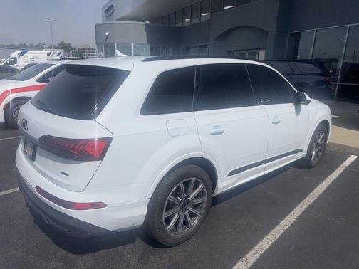 Glacier White Metallic 2022 Audi Q7 45 Premium Plus