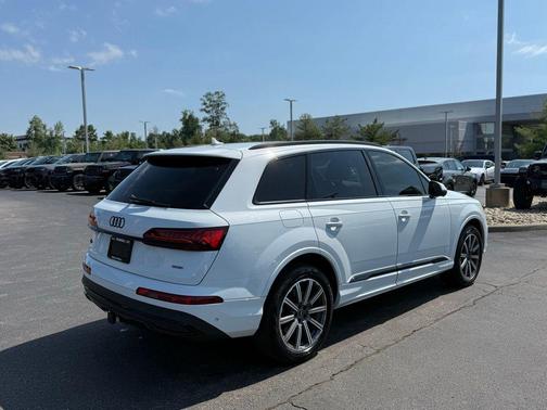 Glacier White Metallic 2022 Audi Q7 45 Premium Plus