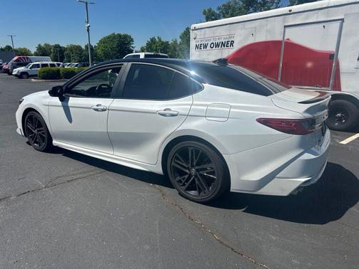 Wind Chill Pearl/Midnight Black Metallic 2025 Toyota Camry XSE