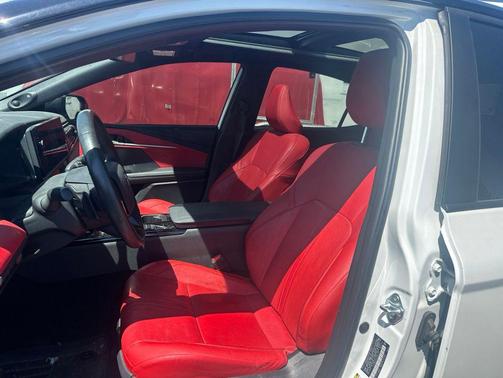 Wind Chill Pearl/Midnight Black Metallic 2025 Toyota Camry XSE
