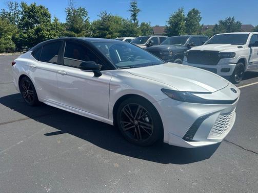 Wind Chill Pearl/Midnight Black Metallic 2025 Toyota Camry XSE