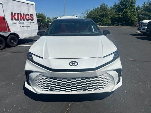 Wind Chill Pearl/Midnight Black Metallic 2025 Toyota Camry XSE