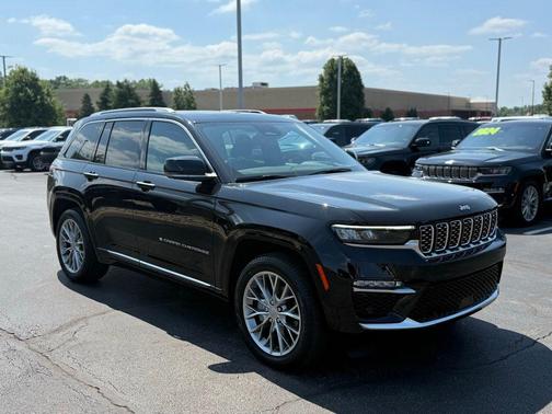 Diamond Black Crystal Pearlcoat 2023 Jeep Grand Cherokee Summit