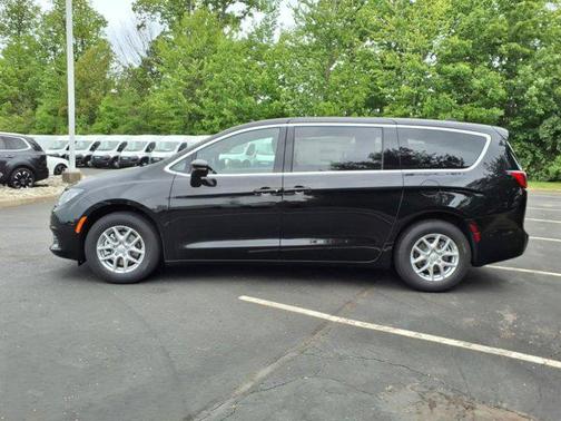 2025 Chrysler Voyager LX