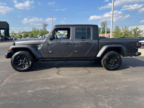Granite Crystal Metallic Clearcoat 2023 Jeep Gladiator Sport S