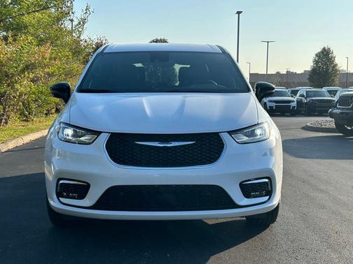 2026 Chrysler Pacifica L