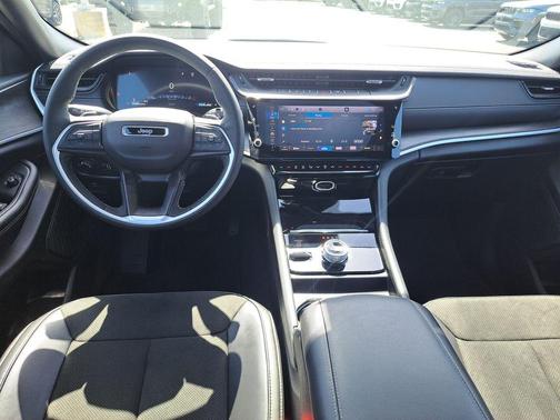 Bright White Clearcoat 2026 Jeep Grand Cherokee Altitude