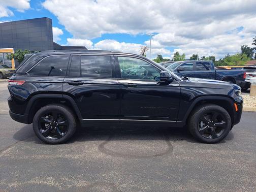 Diamond Black Crystal Pearlcoat 2026 Jeep Grand Cherokee Limited