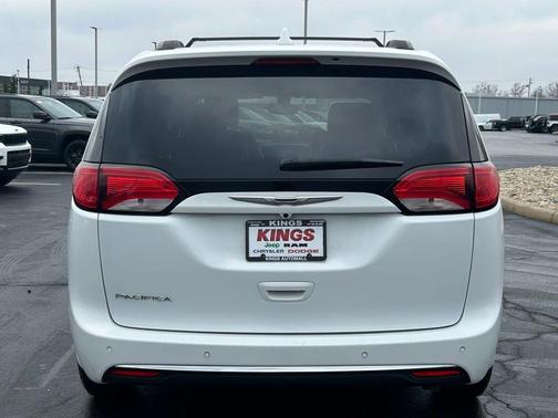 2017 Chrysler Pacifica Touring-L