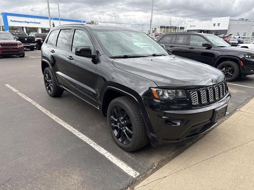 Diamond Black Crystal Pearlcoat 2018 Jeep Grand Cherokee Altitude