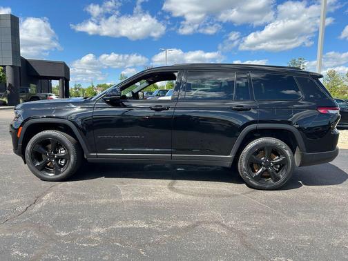 Diamond Black Crystal Pearlcoat 2025 Jeep Grand Cherokee L Limited