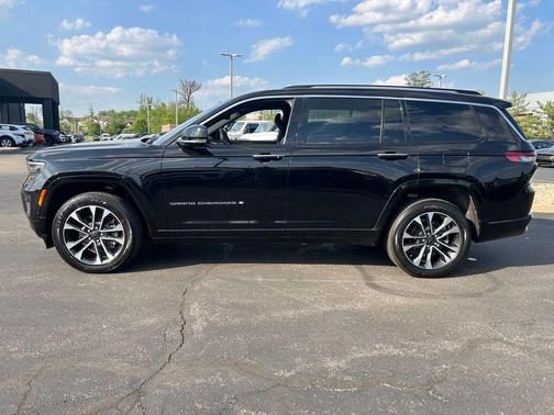 Diamond Black Crystal Pearlcoat 2022 Jeep Grand Cherokee L Overland
