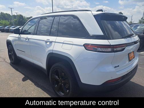 Bright White Clearcoat 2023 Jeep Grand Cherokee Altitude