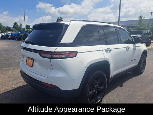 Bright White Clearcoat 2023 Jeep Grand Cherokee Altitude