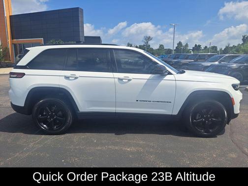 Bright White Clearcoat 2023 Jeep Grand Cherokee Altitude