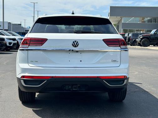 Pure White 2022 Volkswagen Atlas Cross Sport 3.6L V6 SE w/Technology