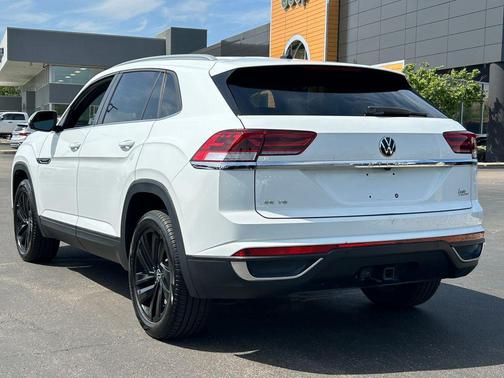 Pure White 2022 Volkswagen Atlas Cross Sport 3.6L V6 SE w/Technology