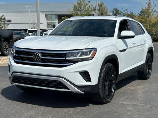 Pure White 2022 Volkswagen Atlas Cross Sport 3.6L V6 SE w/Technology