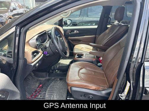 Brilliant Black Crystal Pearlcoat 2017 Chrysler Pacifica Limited