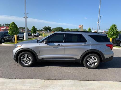 Photo 3 of 21 of 2021 Ford Explorer XLT