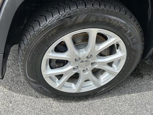 Gray 2017 Jeep Cherokee Latitude