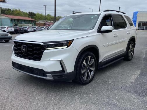 White 2024 Honda Pilot Elite