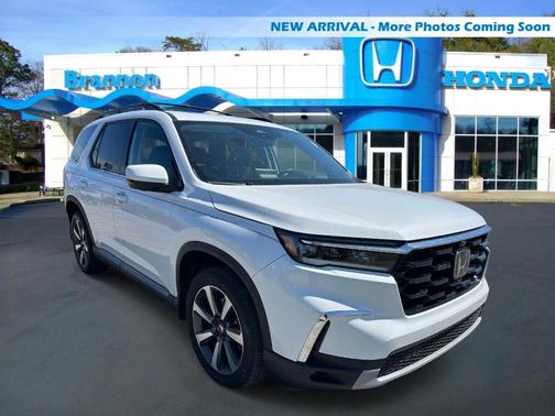 White 2023 Honda Pilot Elite