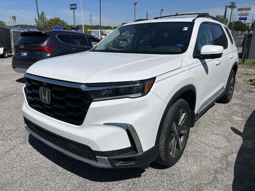 White 2023 Honda Pilot Elite