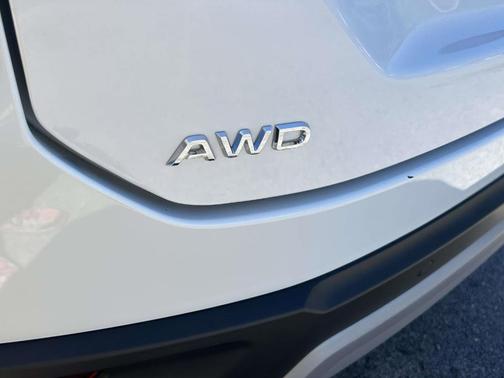 White 2023 Honda Pilot Elite