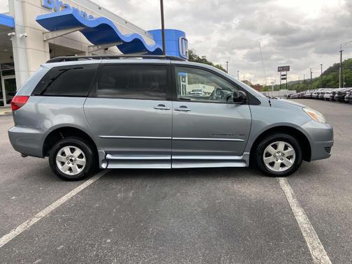 2004 Toyota Sienna LE