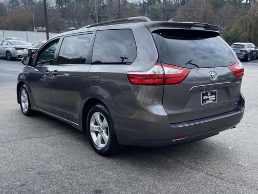 2018 Toyota Sienna LE
