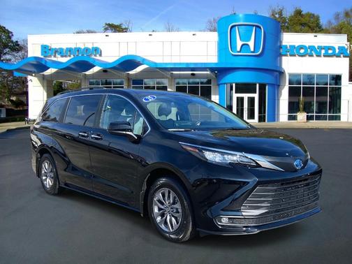 2025 Toyota Sienna XLE 8 Passenger