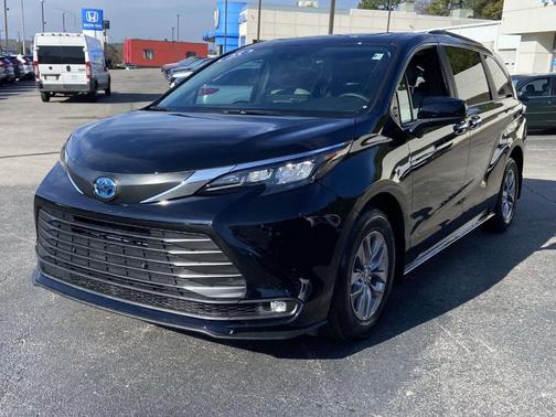 2025 Toyota Sienna XLE 8 Passenger