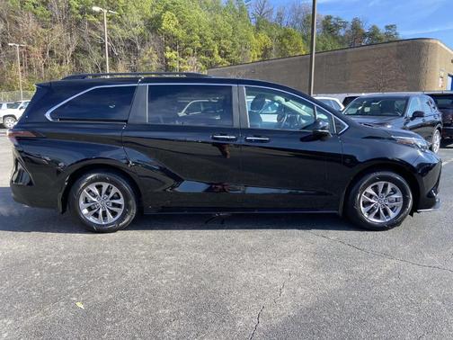 2025 Toyota Sienna XLE 8 Passenger