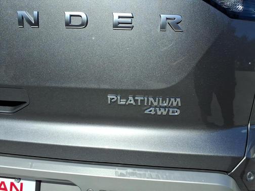 2025 Nissan Pathfinder Platinum 4WD