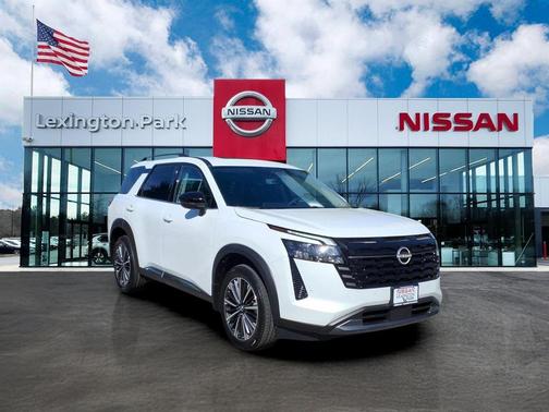Everest White Pearl Tricoat 2026 Nissan Pathfinder Platinum