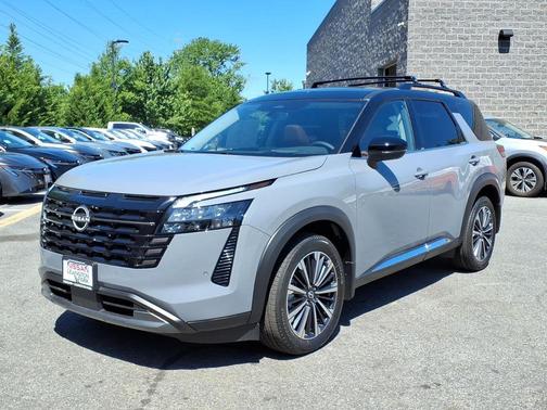 Boulder Gray Pearl/Super Black 2026 Nissan Pathfinder Platinum