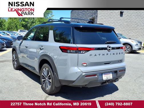 Boulder Gray Pearl/Super Black 2026 Nissan Pathfinder Platinum
