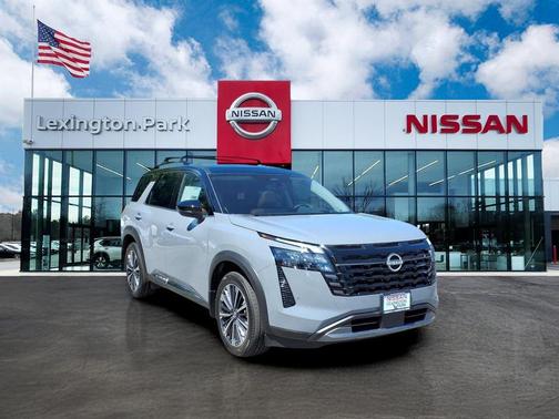 Boulder Gray Pearl/Super Black 2026 Nissan Pathfinder Platinum