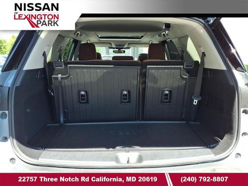 Boulder Gray Pearl/Super Black 2026 Nissan Pathfinder Platinum