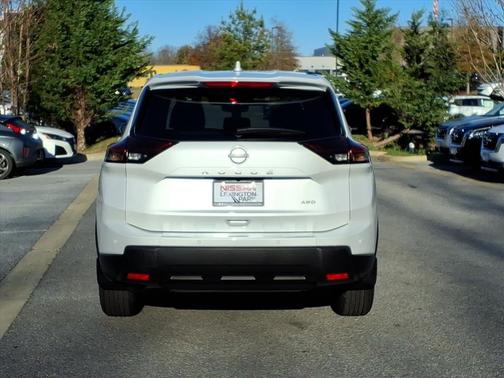 Everest White Pearl Tricoat 2026 Nissan Rogue SV