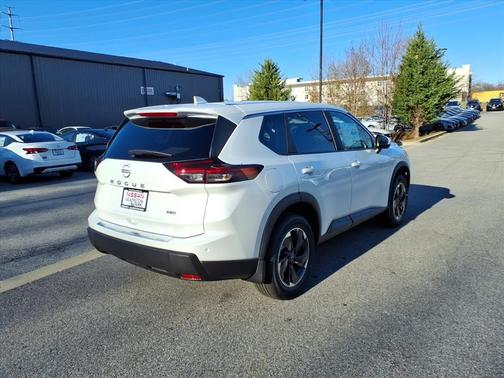 Everest White Pearl Tricoat 2026 Nissan Rogue SV