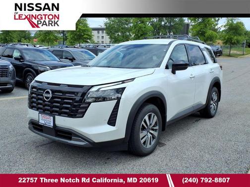Everest White Pearl Tricoat 2026 Nissan Pathfinder SL