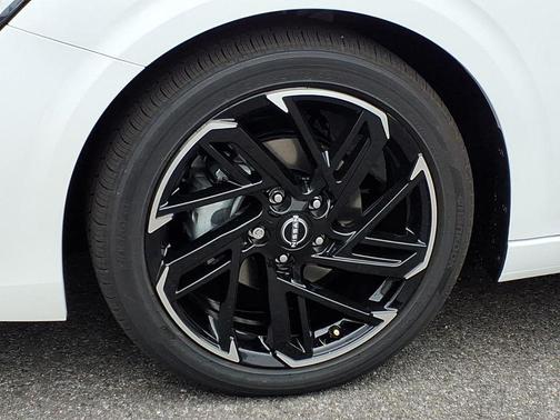 Aspen White Tricoat/Super Black 2026 Nissan Sentra SR