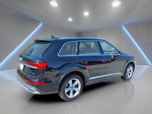 2024 Audi Q7 45 Premium Plus