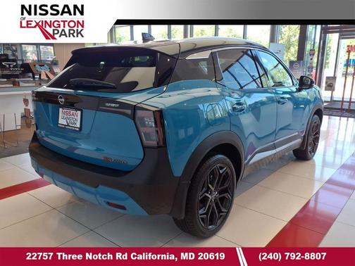 Arctic Ice Blue Metallic/Super Black 2026 Nissan Kicks SR