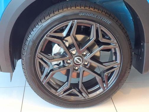 Arctic Ice Blue Metallic/Super Black 2026 Nissan Kicks SR