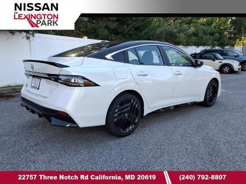 Aspen White Tricoat/Super Black 2027 Nissan Sentra SR