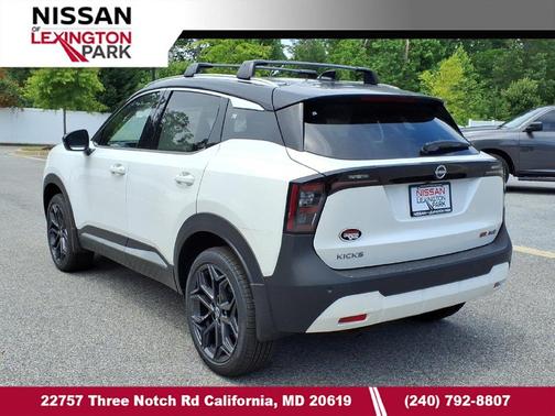 Aspen White Tricoat/Super Black 2026 Nissan Kicks SR